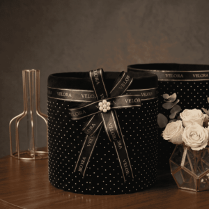 Velora 23 cm inci ve taş dizimli likralı kumaş aranjman kutusu premium hediye kutusu